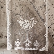 フランス 灰色と白薔薇と手編フィレレースカーテン 真鍮リング付 アンティーク