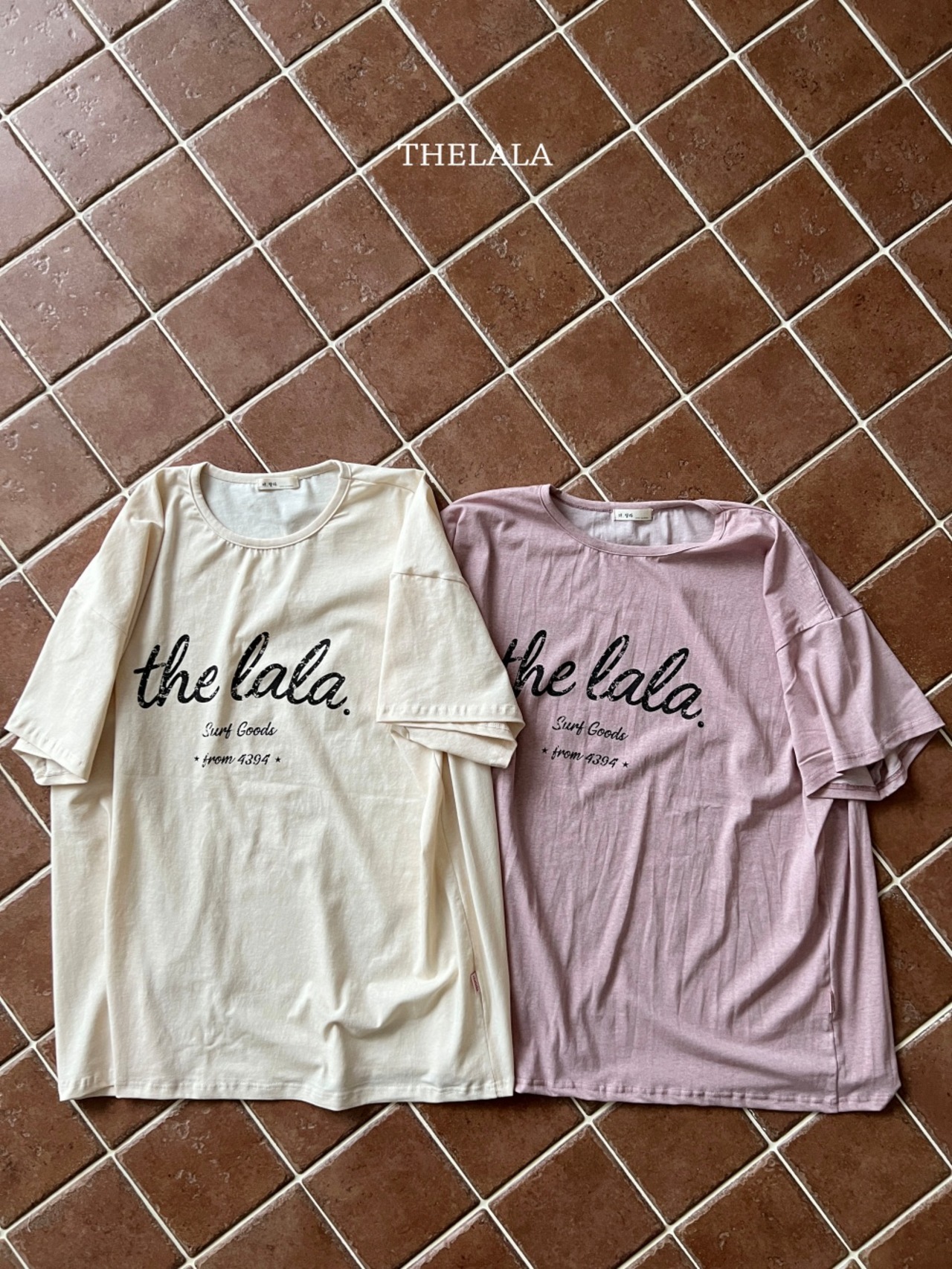[THELALA] Lettering Tee (Mom) / [더랄라] 레터링티(맘)