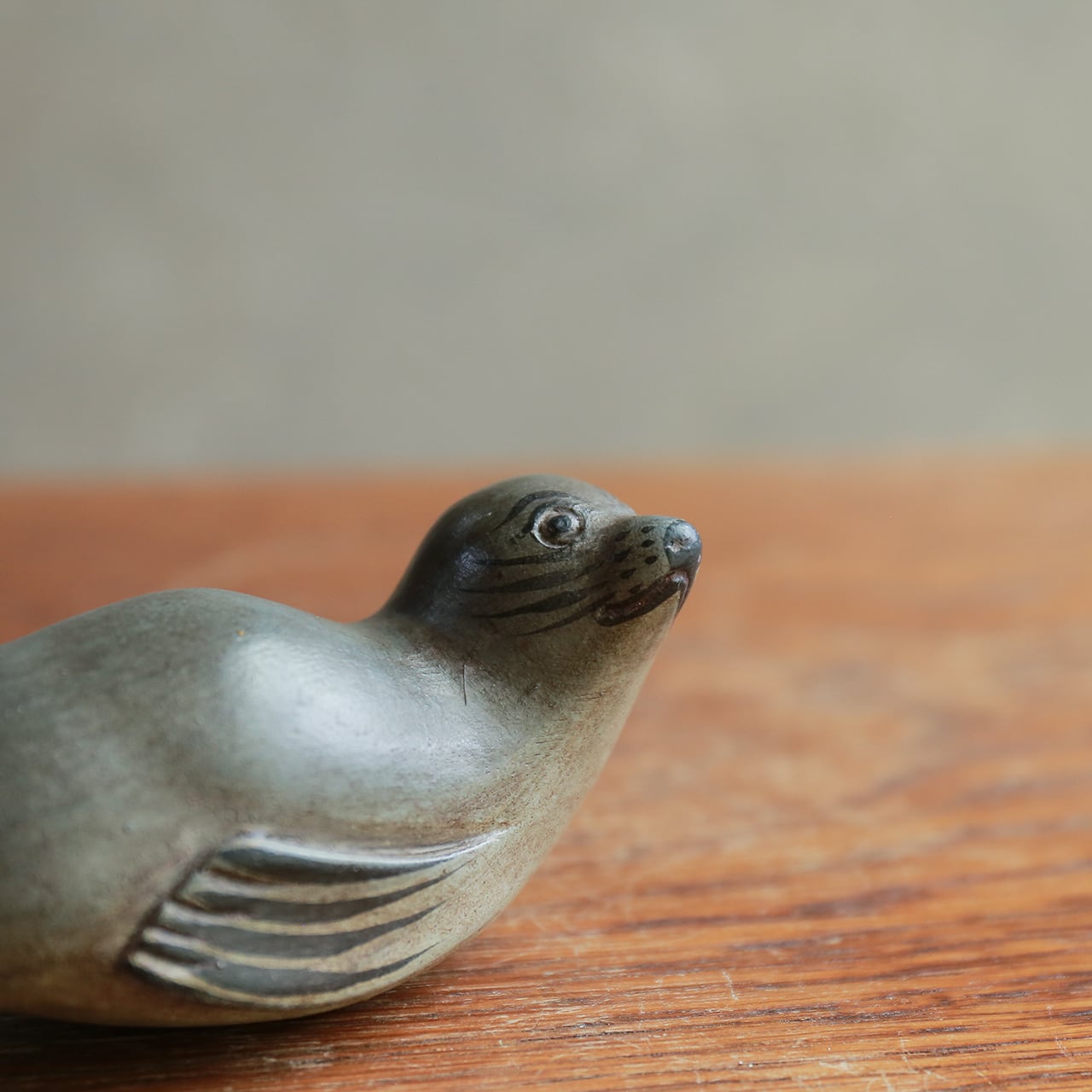 遠くを見つめて微笑む、木彫りのアザラシ 1 | 木と、輝と。| 一点もの