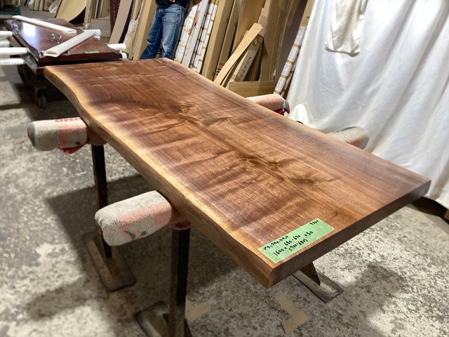 ブラックウォールナット9300　一枚板無垢 乾燥材　1600ｘ680-670ｘ50mm カウンター　ローテーブル　センターテーブル　ダイニングテーブル