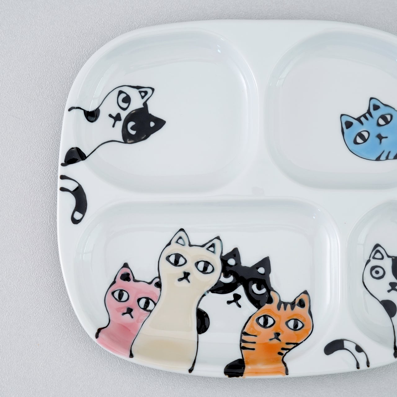 ネコ会議プレート (仕切り皿) | plato 田中陶器店 │ 有田焼・伊万里焼