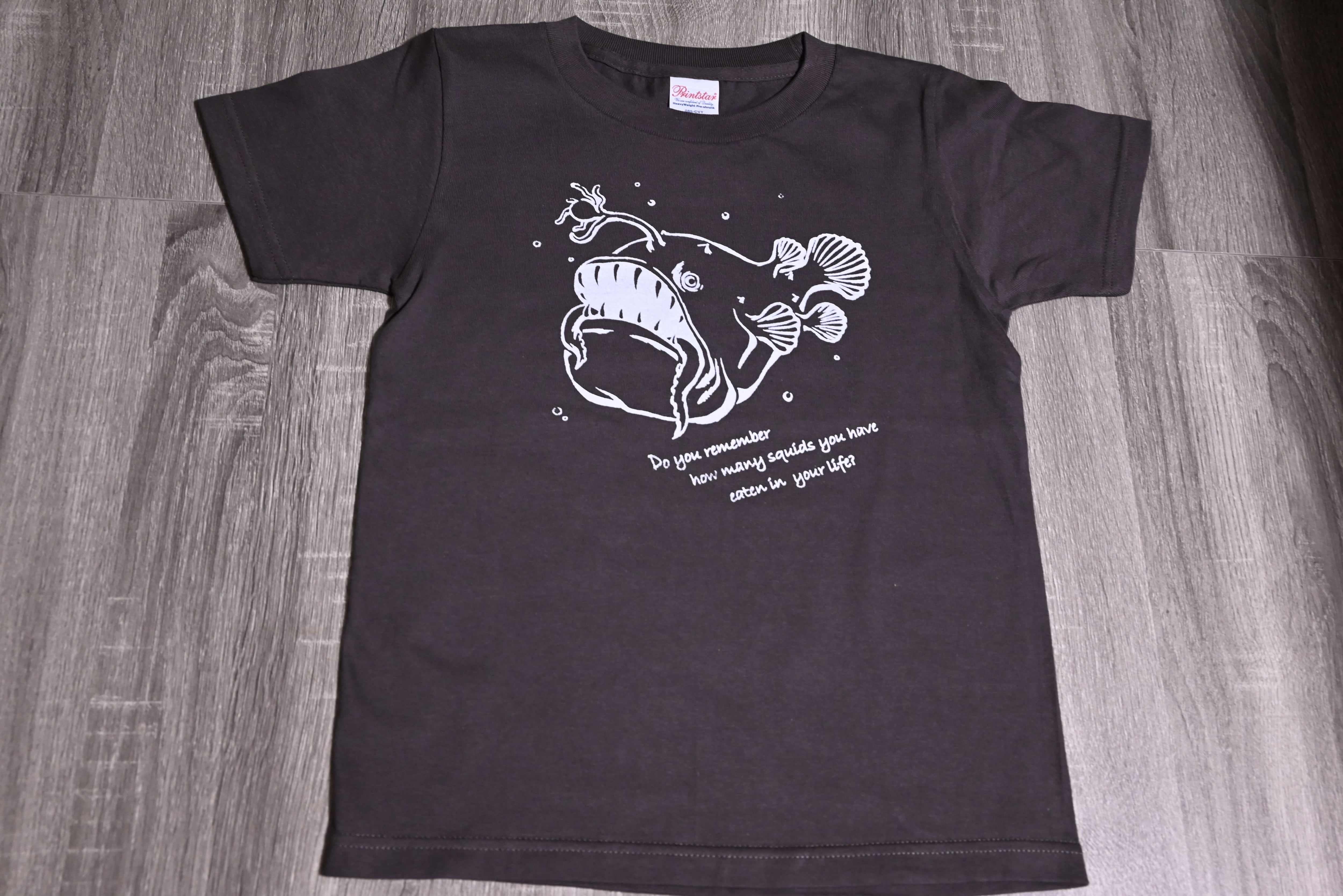 お食事中のチョウチンアンコウ キッズTシャツ | ひとすけマーケット