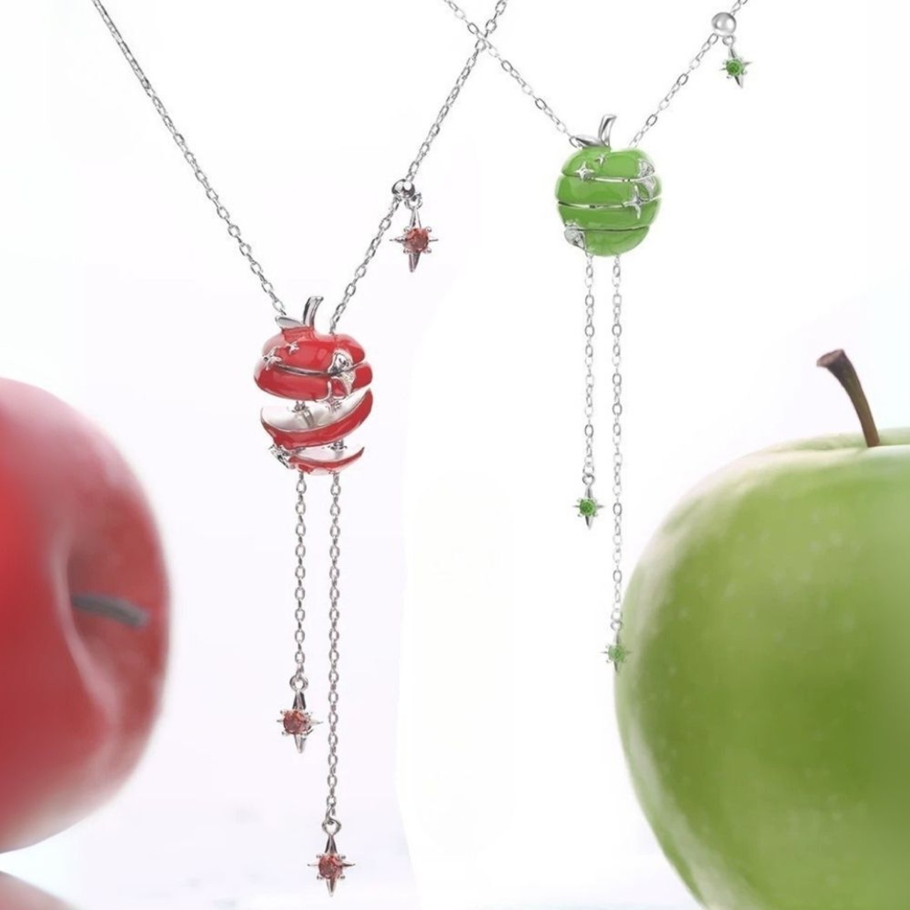 星屑をまとう林檎のネックレス E00573
