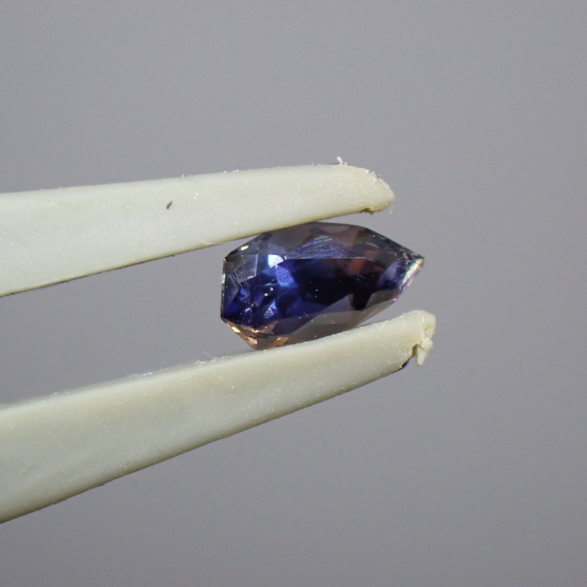 多色性◎ブルーティントアキシナイト 0.188ct | 宝石ルース販売 