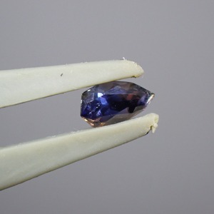 多色性◎ブルーティントアキシナイト 0.188ct