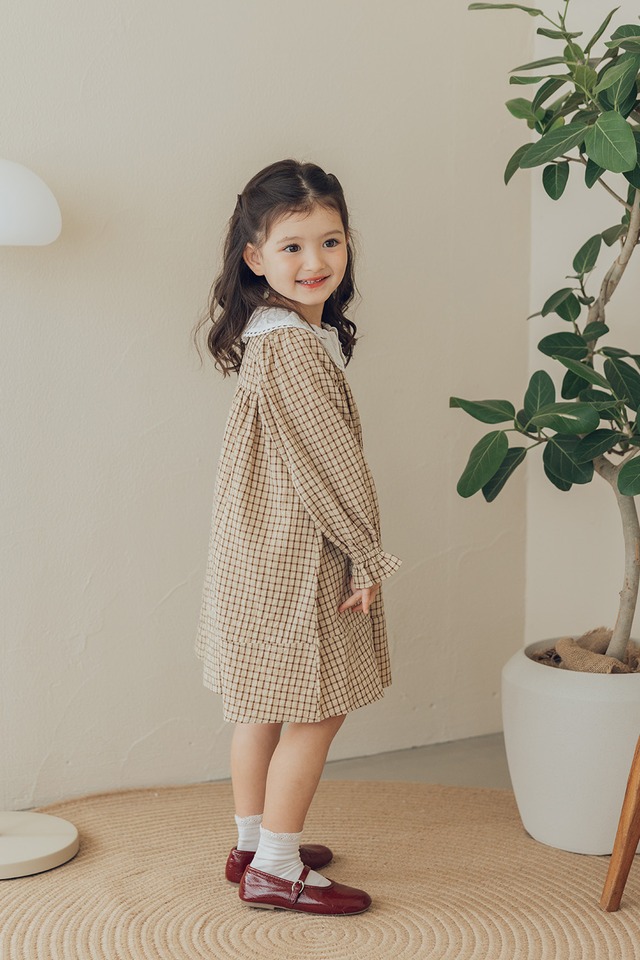 レースラッフル襟ワンピース〈Beige check〉