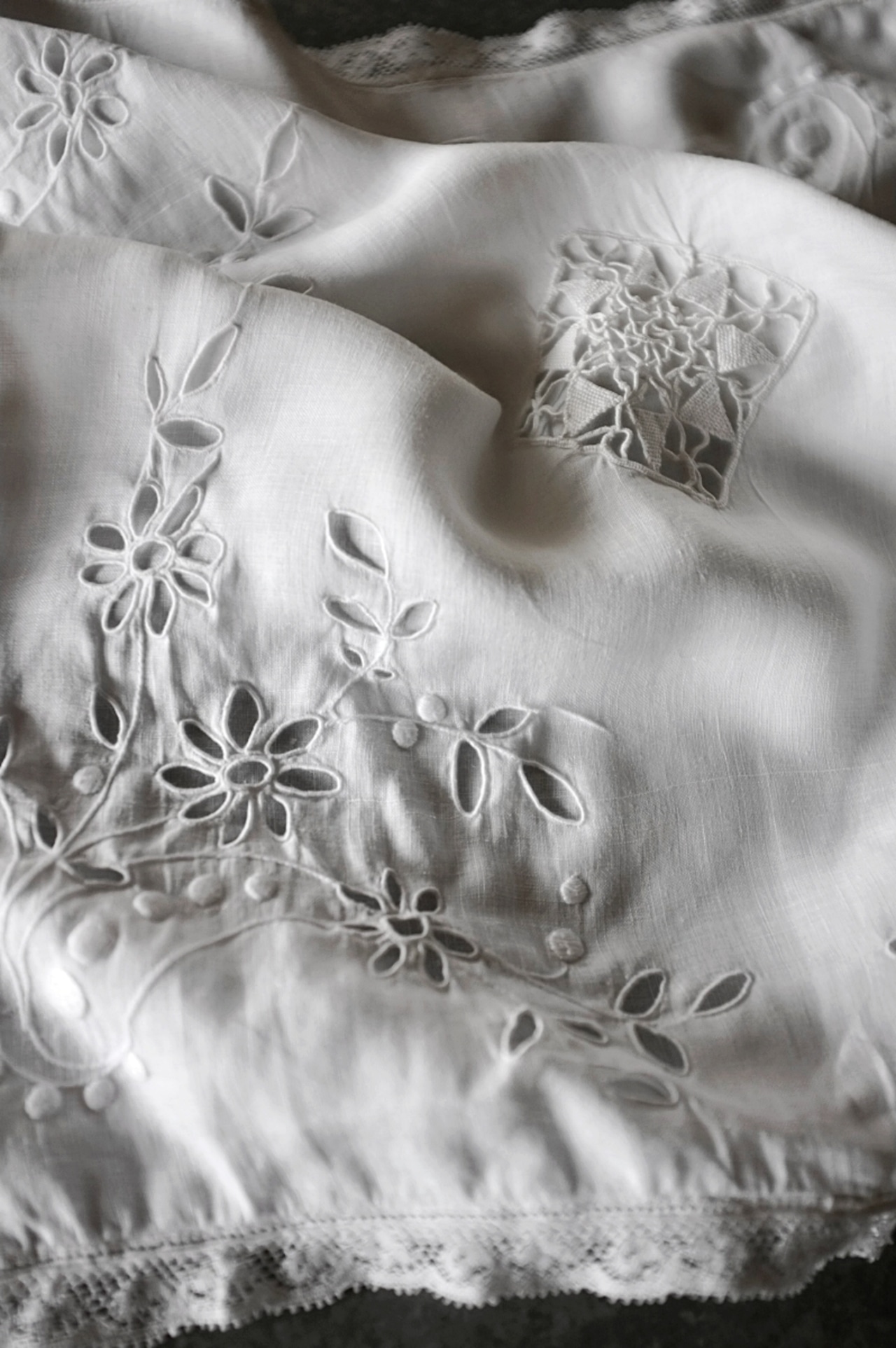 フランス 麻ローン 白星と白花の小宇宙とクッションカバー アンティーク