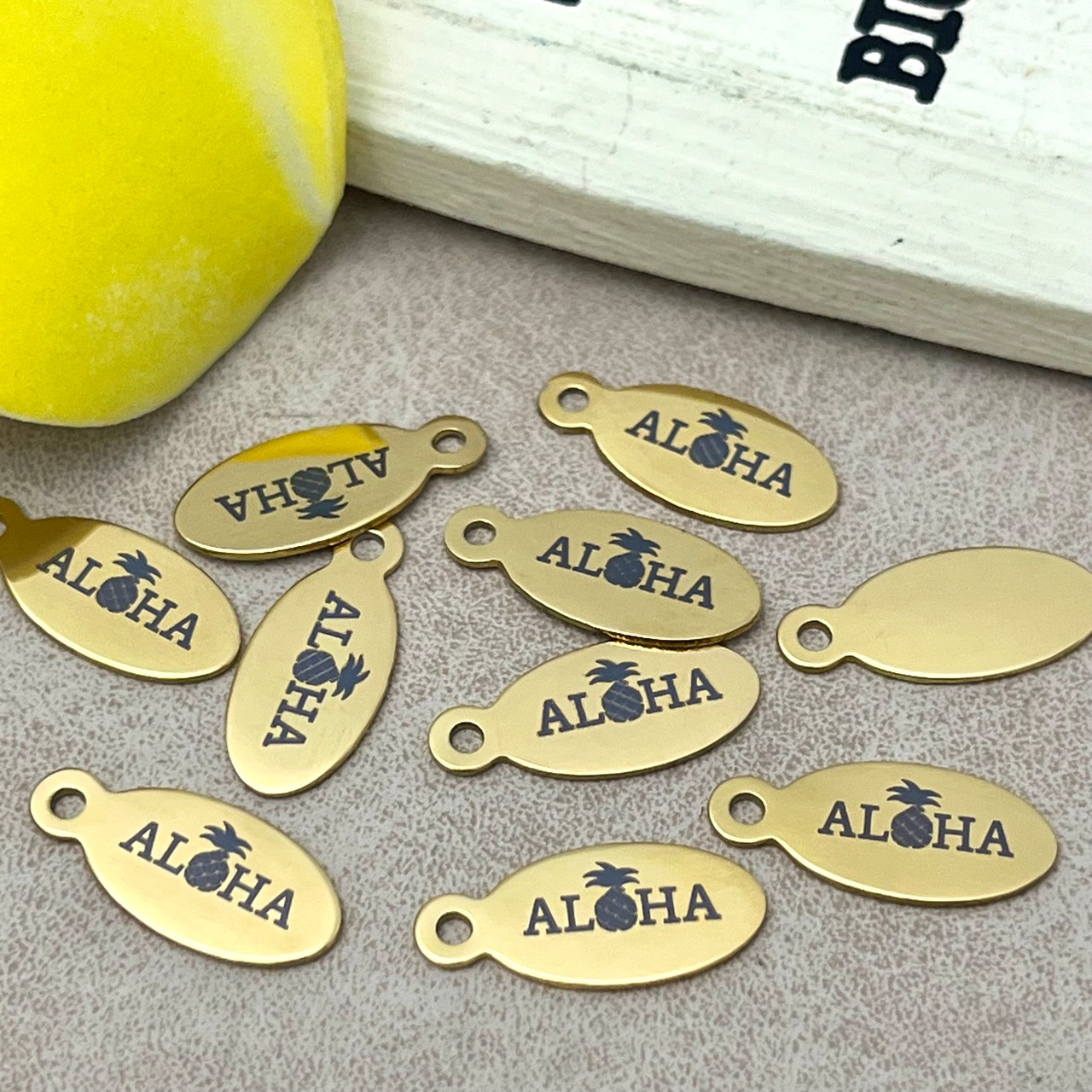 【10個】ステンレス製ミラーサーフボード型ゴールドアロハパイナップルロゴチャーム/ハワイアン/ALOHA