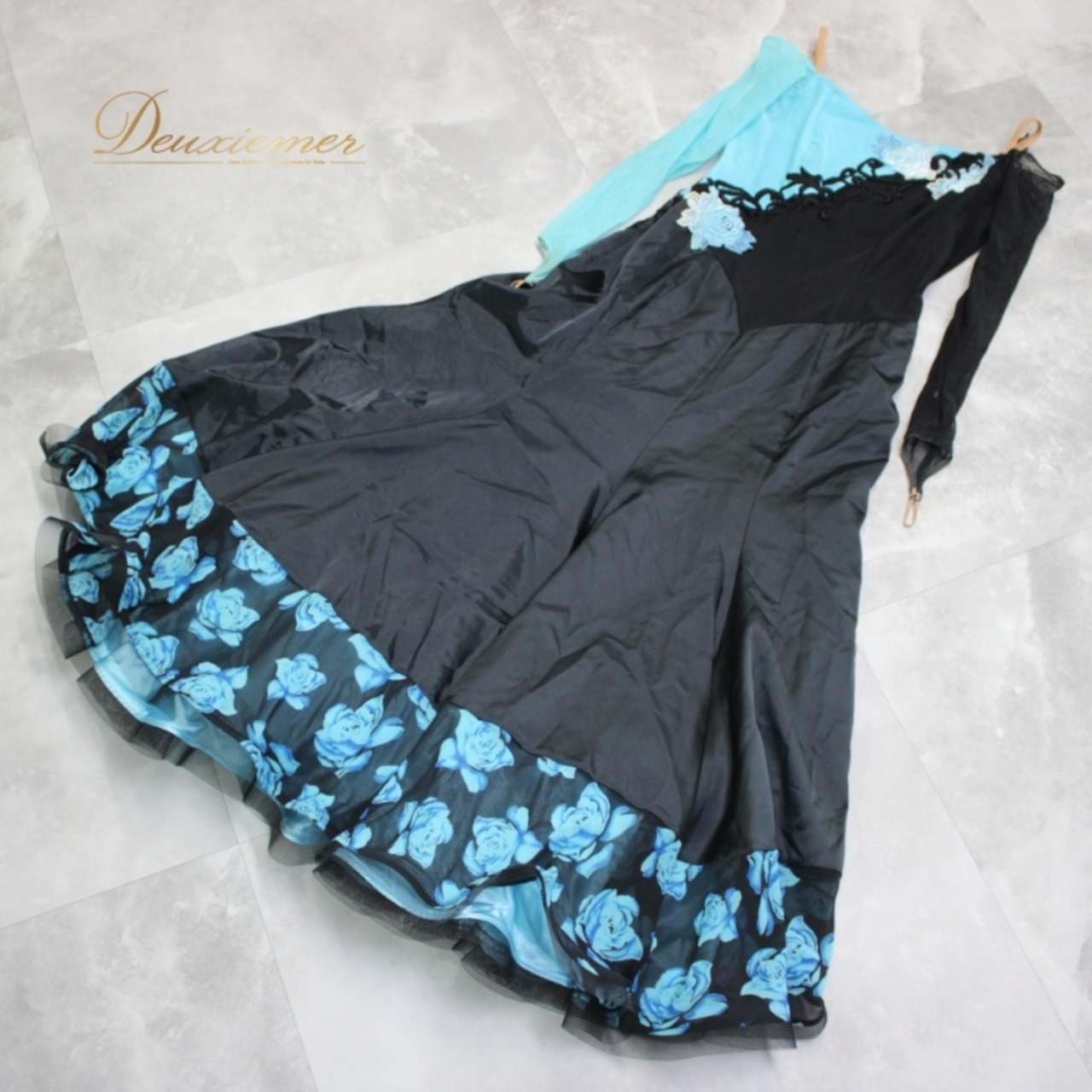 社交ダンス 衣装 スタンダード ドレス ワンピース パーティ衣装 ブラック系 ライトブルー系 in the MOOD イン・ザ・ムード 花柄 薔薇 バラ ドレス Mサイズ 120cm 伸縮性 ポリエステル ナイロン おしゃれ シック パーティー コスチューム 演技用 フラワー カジュアル フェミニン 着やすい トレンド