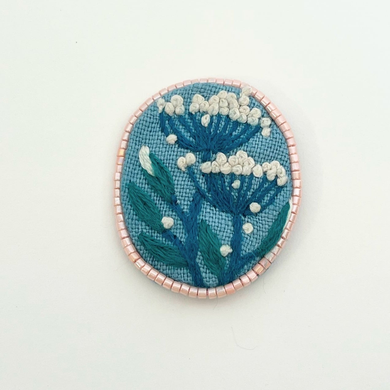 ビーズで飾った草花のミニ刺繍ブローチ【botanical】#333 | j.couture