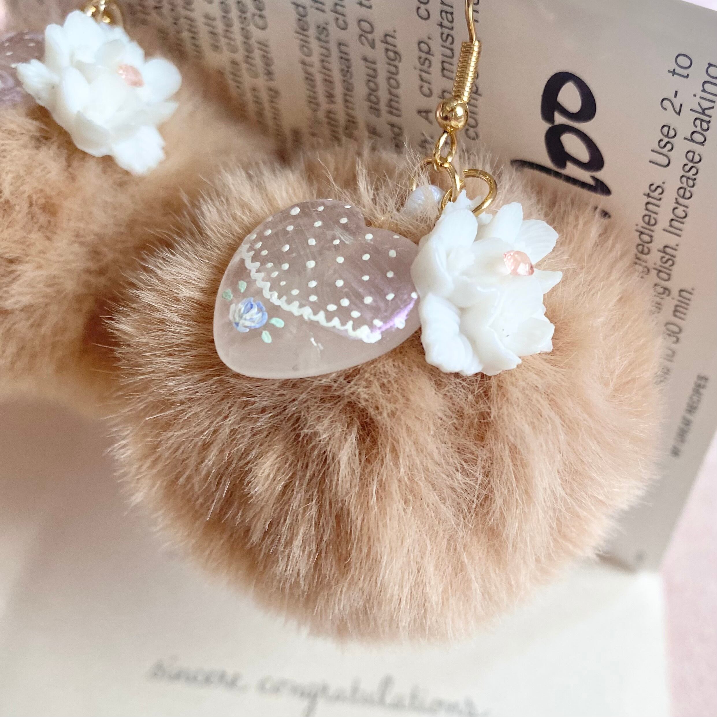 ぽんぽんモカx 白花束 ピアス MOKA Pon Pon hand painted earrings