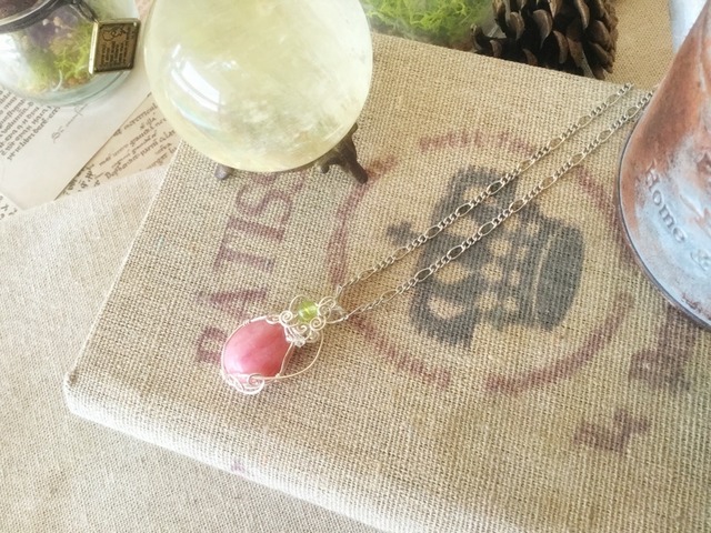 春色ピンクオパールのワイヤーペンダント