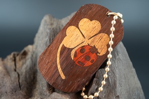 【音楽業界屈指の銘木】 ハカランダ ドッグタグ 象嵌 幸運を運ぶナナホシテントウ