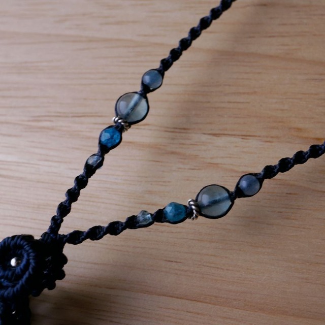 レインボー水晶(アイリスクォーツ)のマクラメネックレス ~海底~