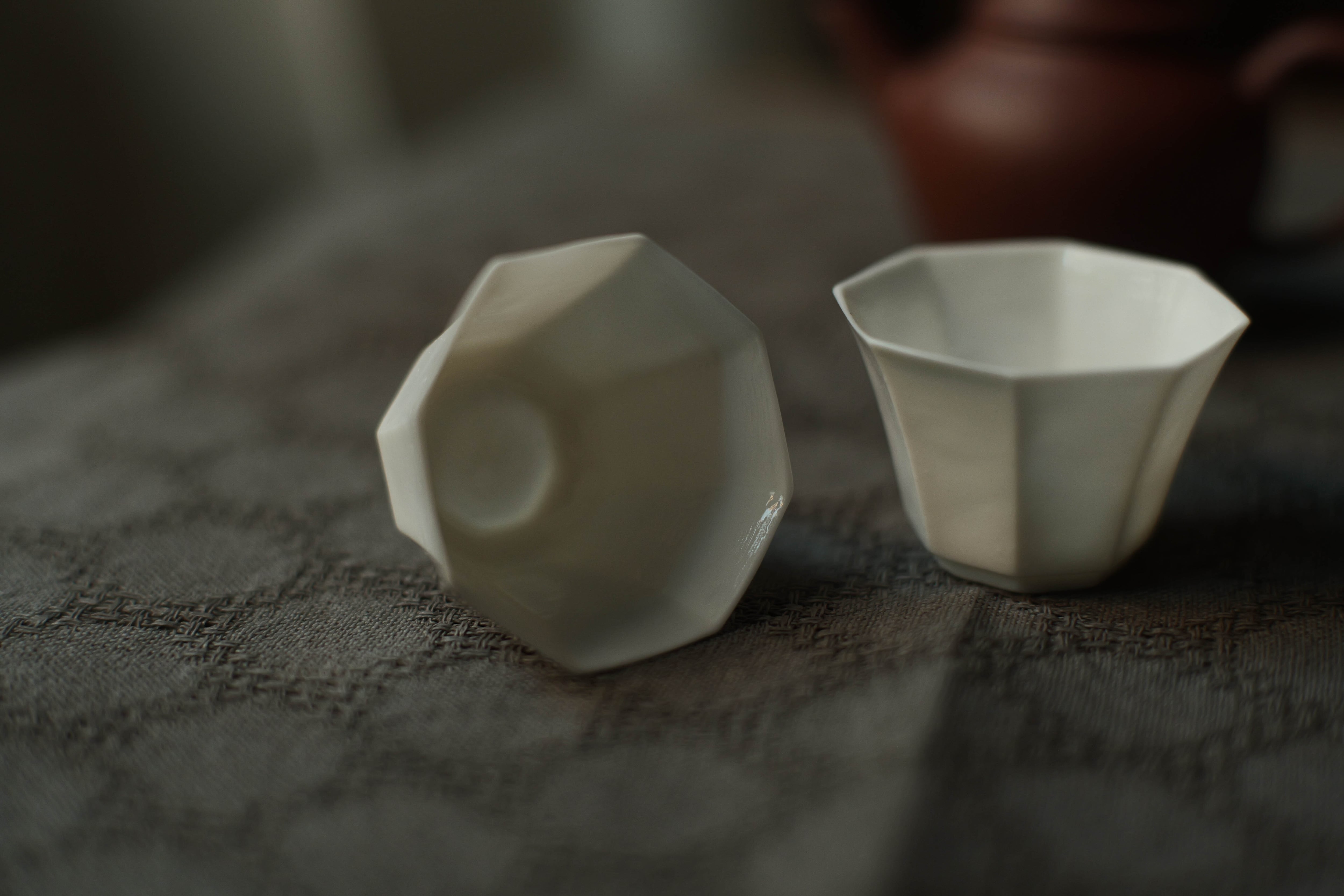 徳化窯 白磁飾文筆筒 手拓薄胎白磁茶海・貝＜徳化窯＞（型作り・手押し/満水容量120cc 工芸品