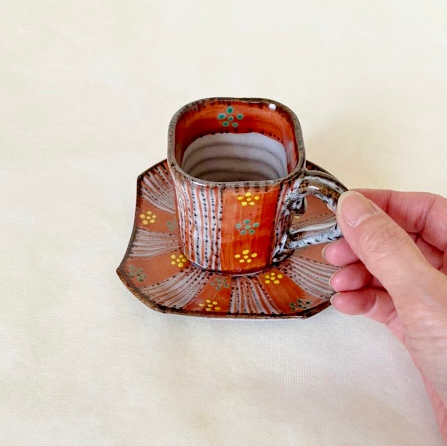 赫三郎窯＞赤絵 ト草梅鉢紋 角型コーヒー碗皿 | UTSUWAYA かねみん