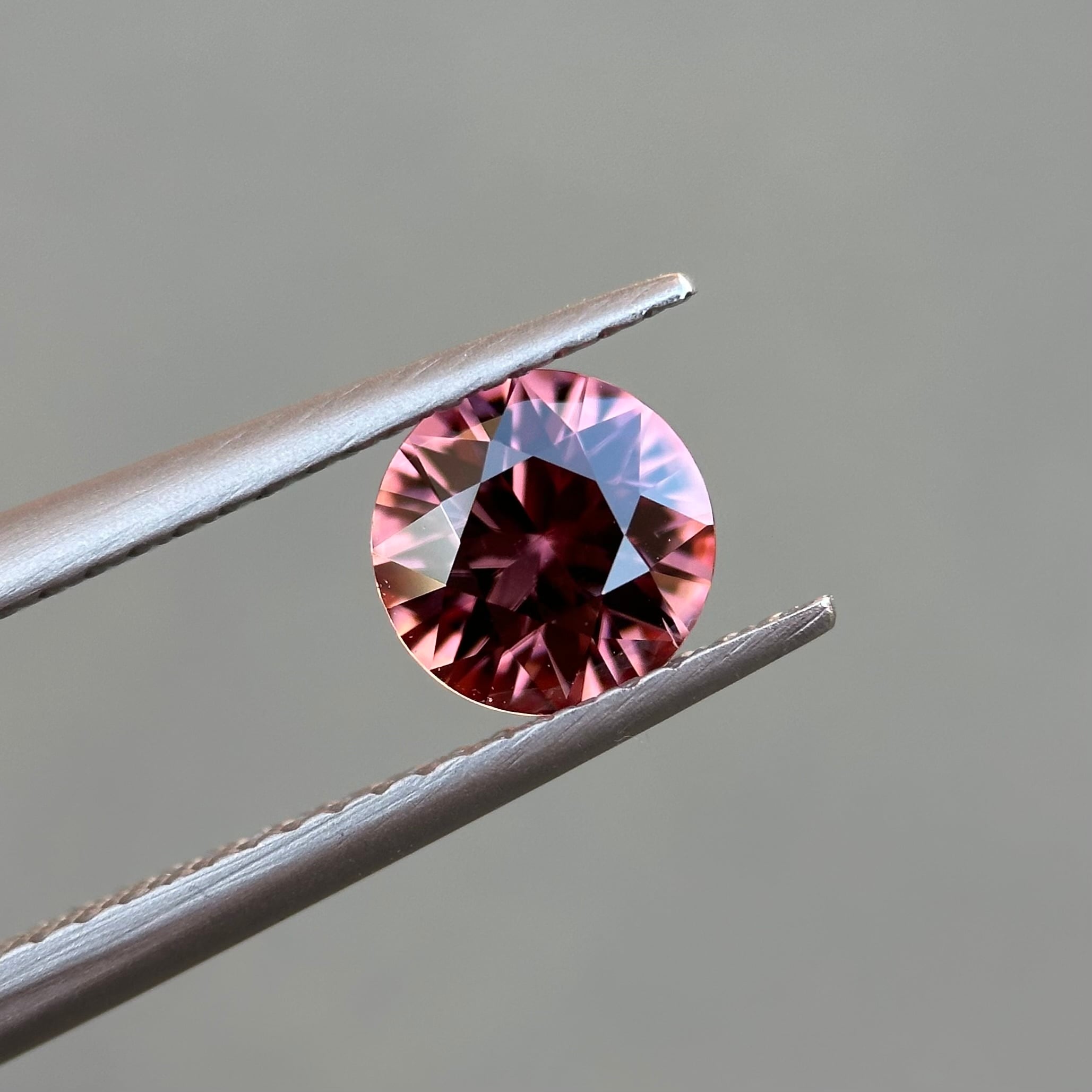 ブラウニッシュピンクジルコン 約6mm, 約1.1ct, タンザニア産 | ROSWAY