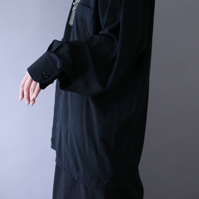 "刺繍" and band collar taping design over silhouette shirt