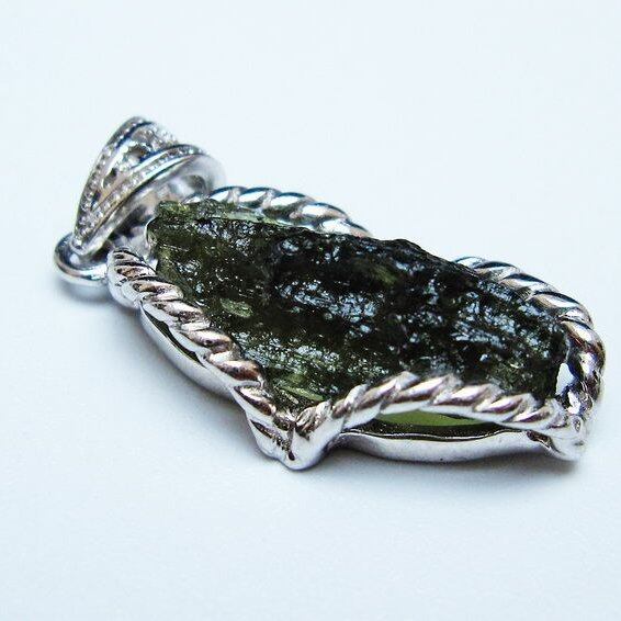 モルダバイト ペンダント モルダウ石 ペンダントトップ 原石 一点物 メール便可 [M便 1/20] 199-520