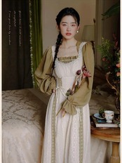 【0008】Chiffon Lace Flare Short Long Sleeve Dress