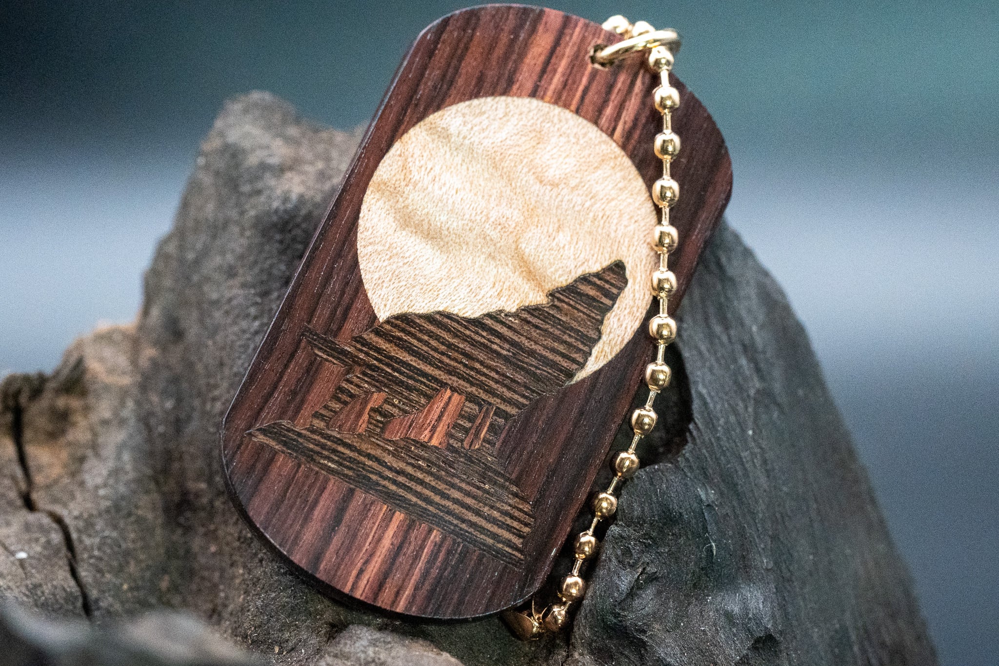 【王室御用達 】キングウッド ドッグタグ 象嵌 月と狼