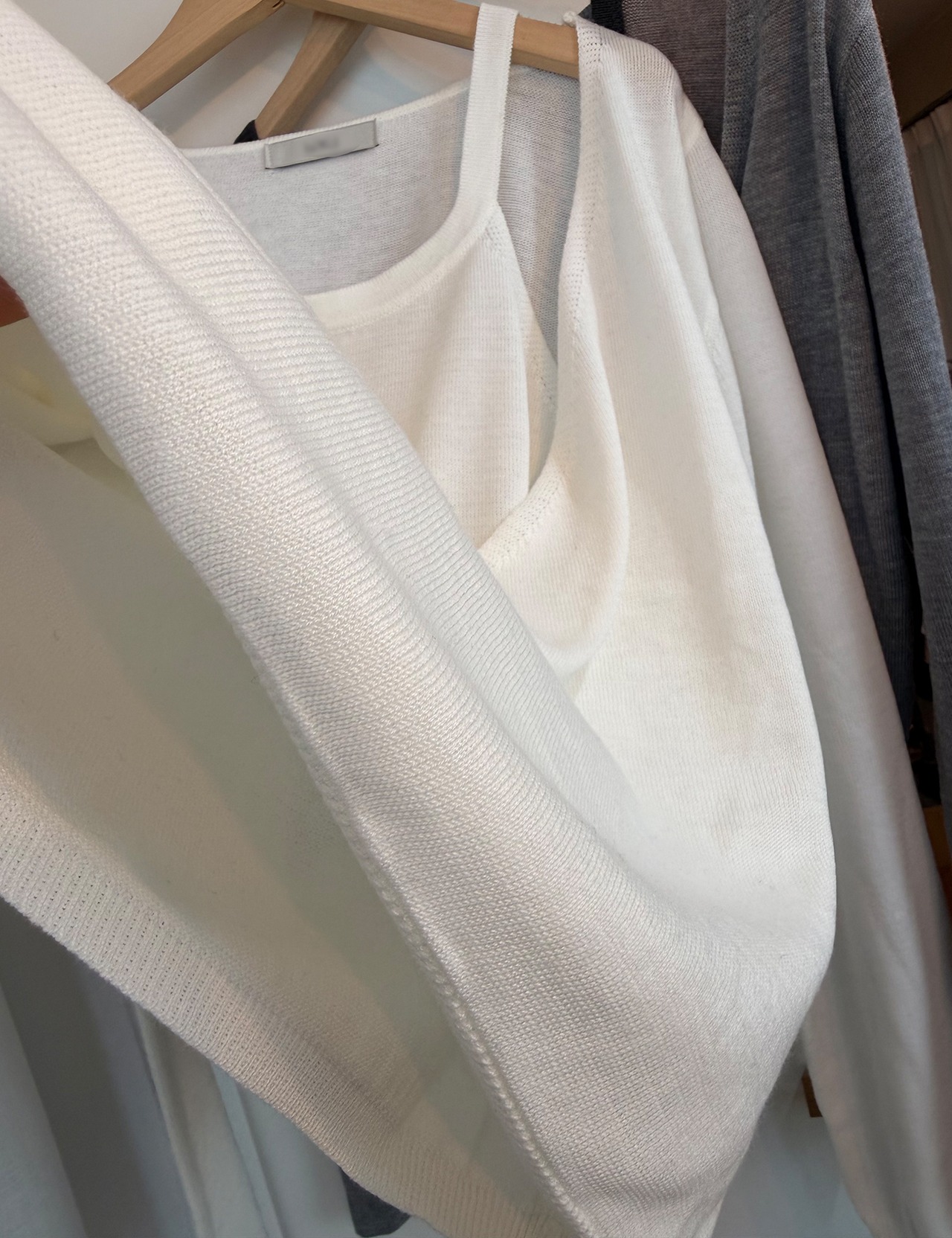 【新作5％OFF・3日間】Deep-V Cross Knit_3colors
