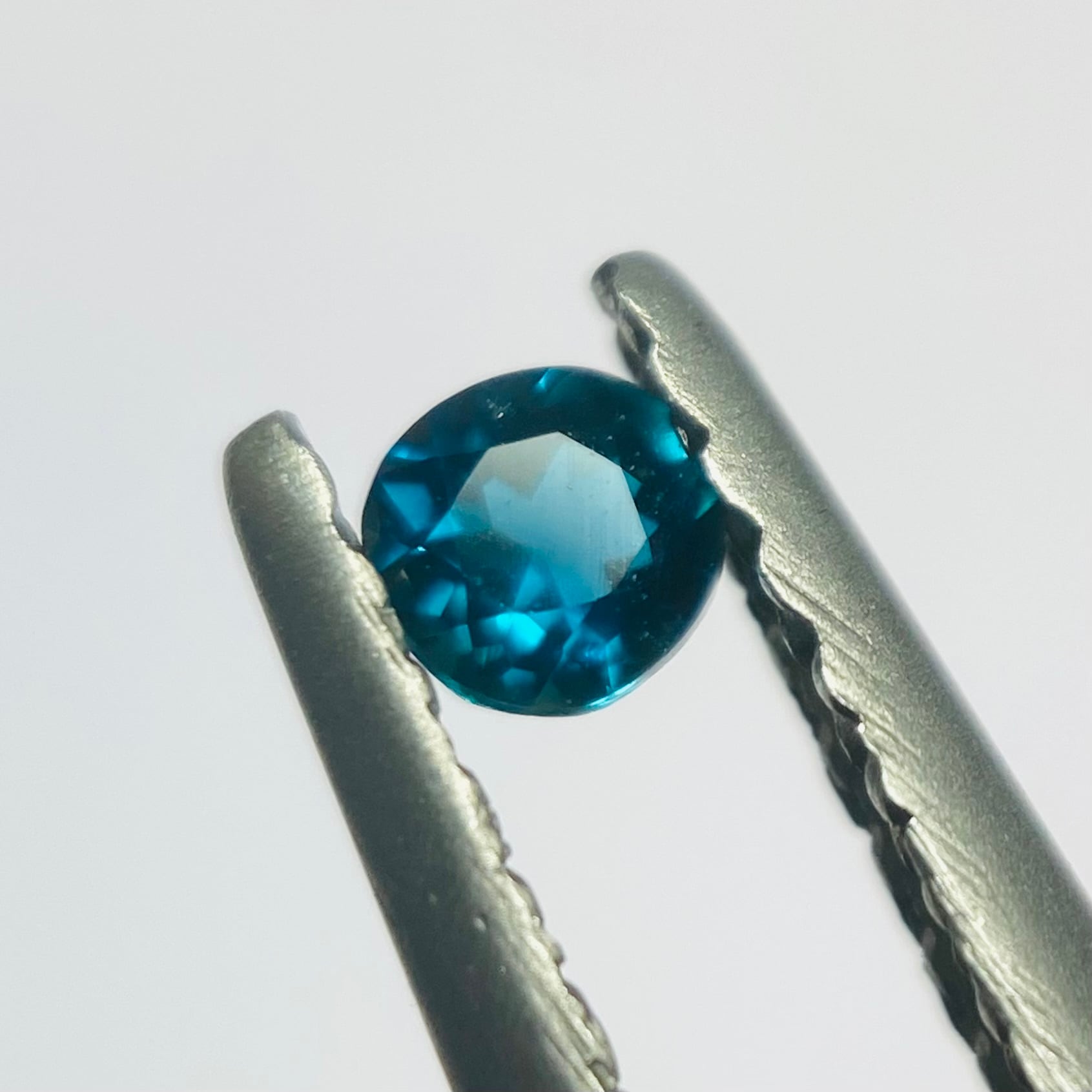 澄んだピーコックブルーのレアストーン ラズライト