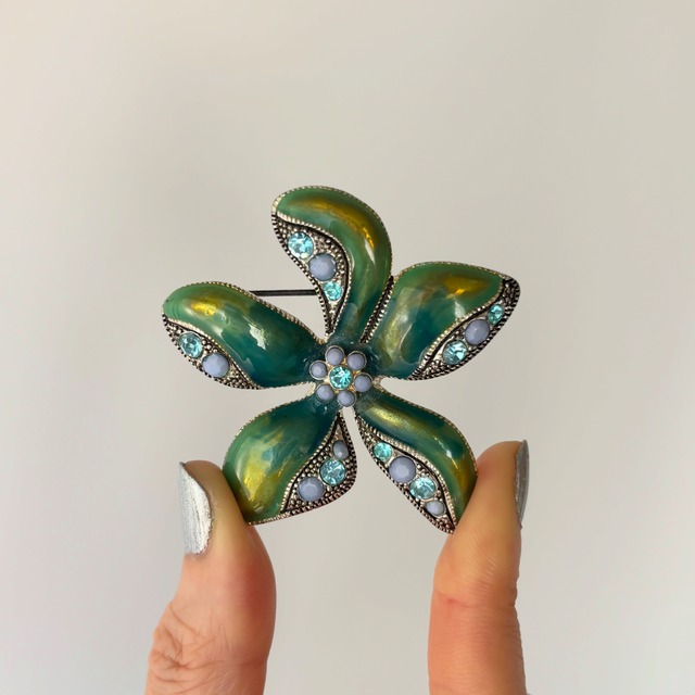 MONET グリーンエナメルフラワーのブローチ