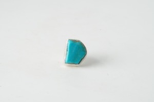 Kingman turquoise roughピアス"VIVID"