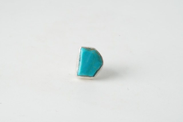 Kingman turquoise roughピアス"VIVID"