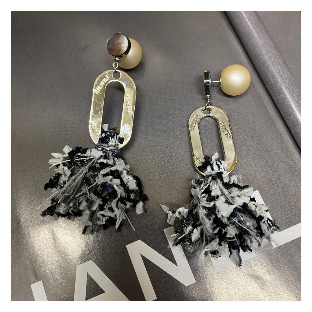 black shell monotone fringe