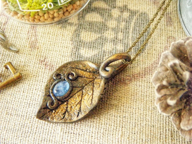 【カイヤナイト】木の葉のペンダント