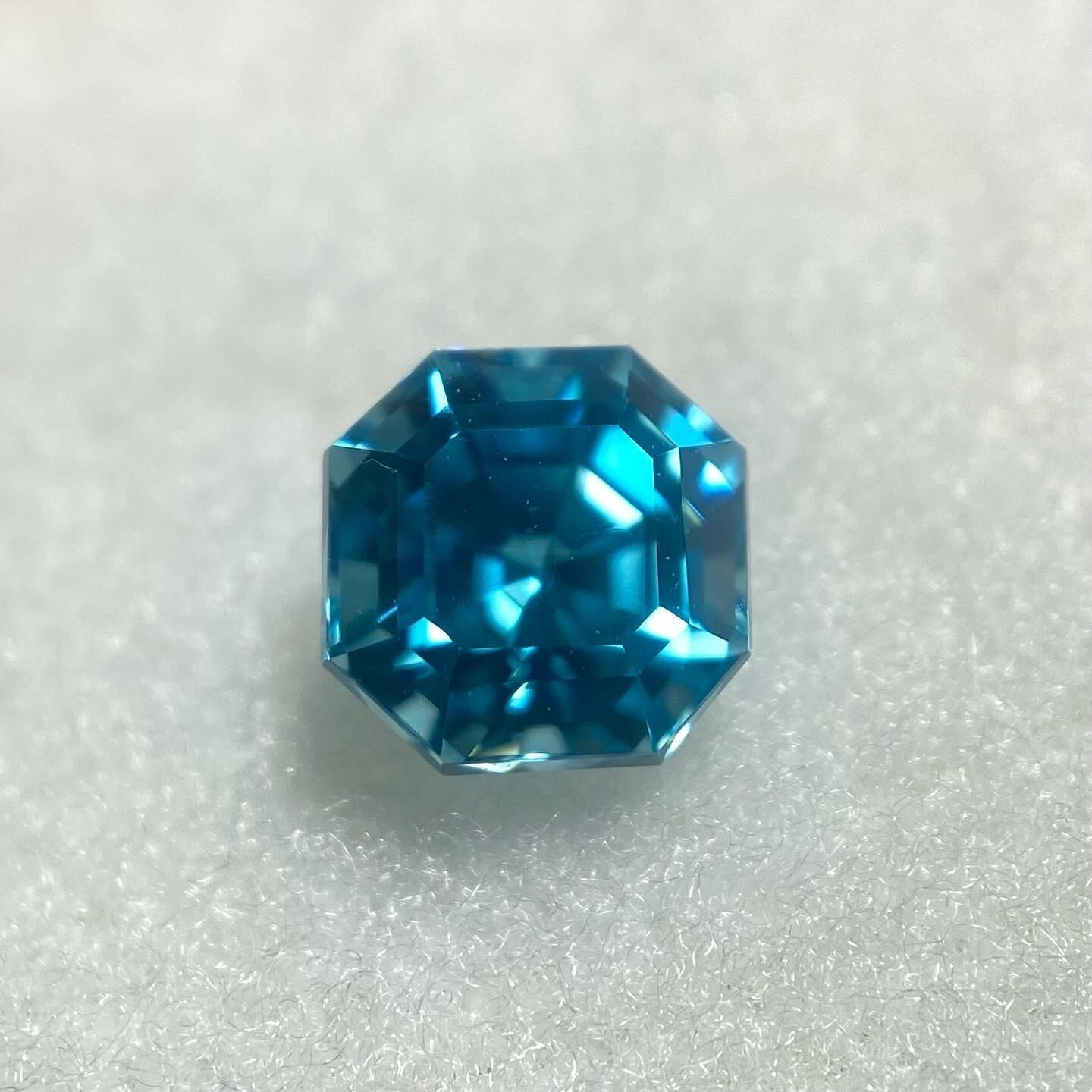 南の海の結晶 ブルージルコン