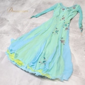 社交ダンス 衣装 スタンダードドレス ワンピース ドレス SORELI ソレリ 日本製 黄緑 緑 水色 ミント パーティ 発表会 デモ 競技 フリル 明るい グリーン系 ブルー系 社交ダンス ドレス おしゃれ 高級感 着やすい 女性用 フリルデザイン ステージ衣装 競技用ドレス 上品 パーティー衣装 フェミニン