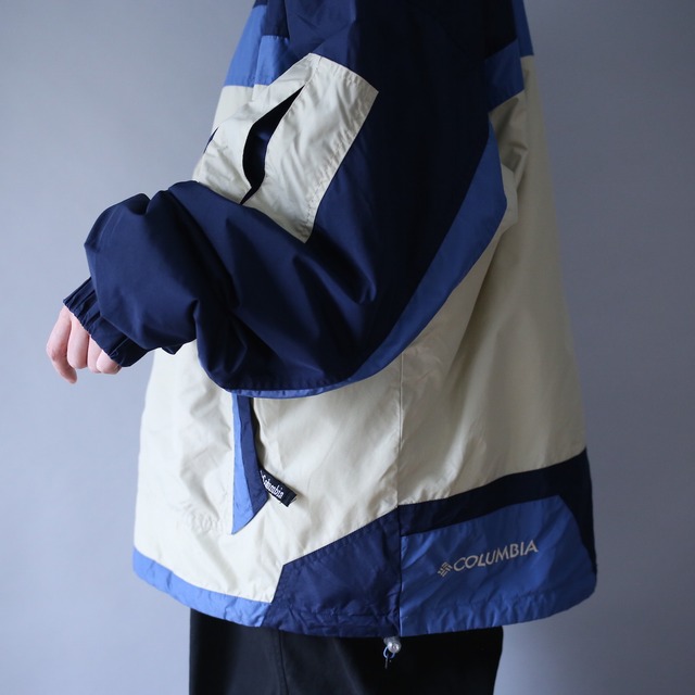 "Columbia" 3-tone future good coloring over silhouette anorak parka