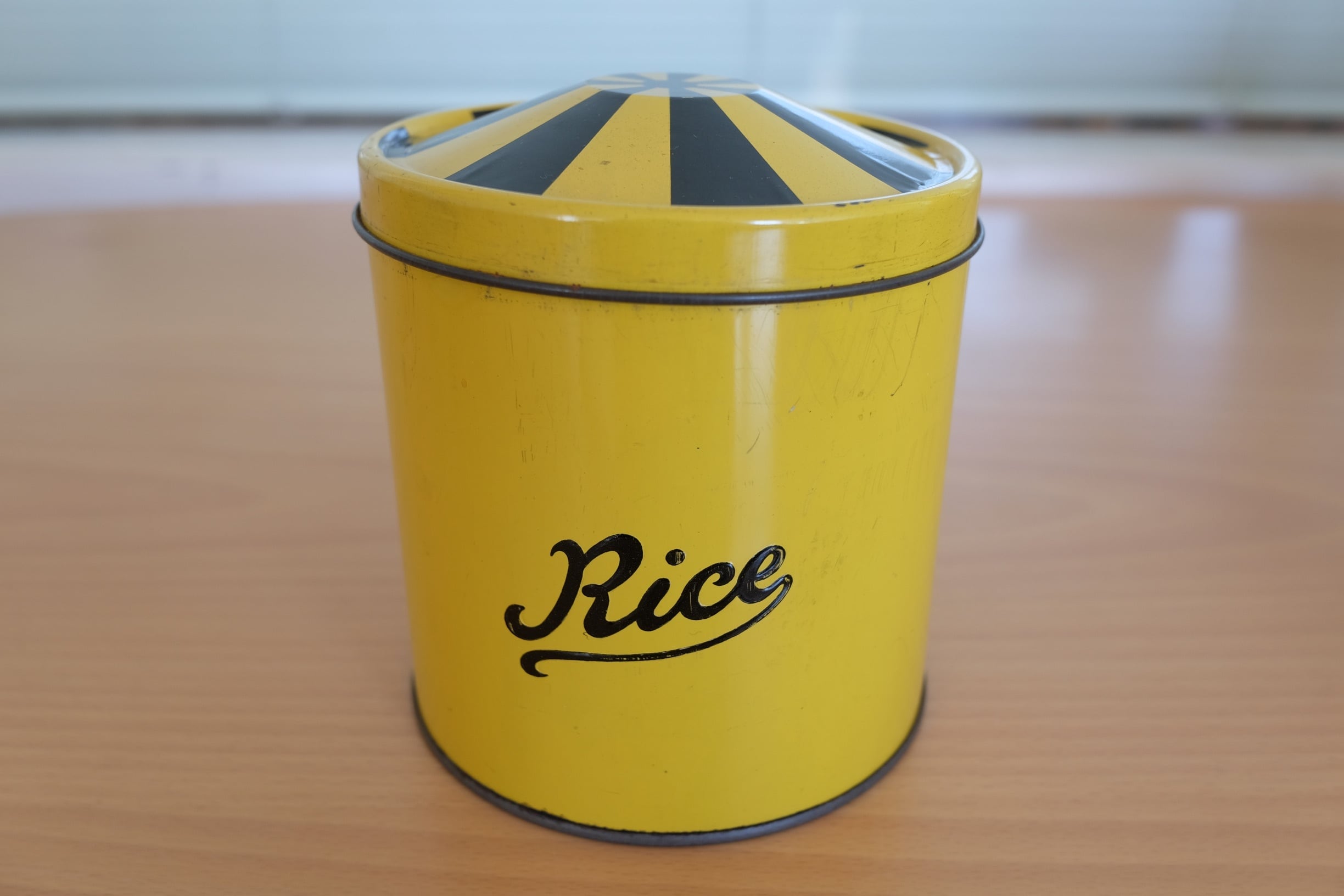 英国　Regency Ware　リージェンシー　ウェアー社製　サーカステント柄イエロー　RICE缶