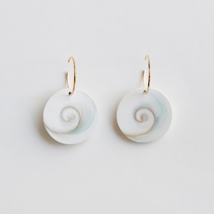 “Sazae” Shell hoop earrings