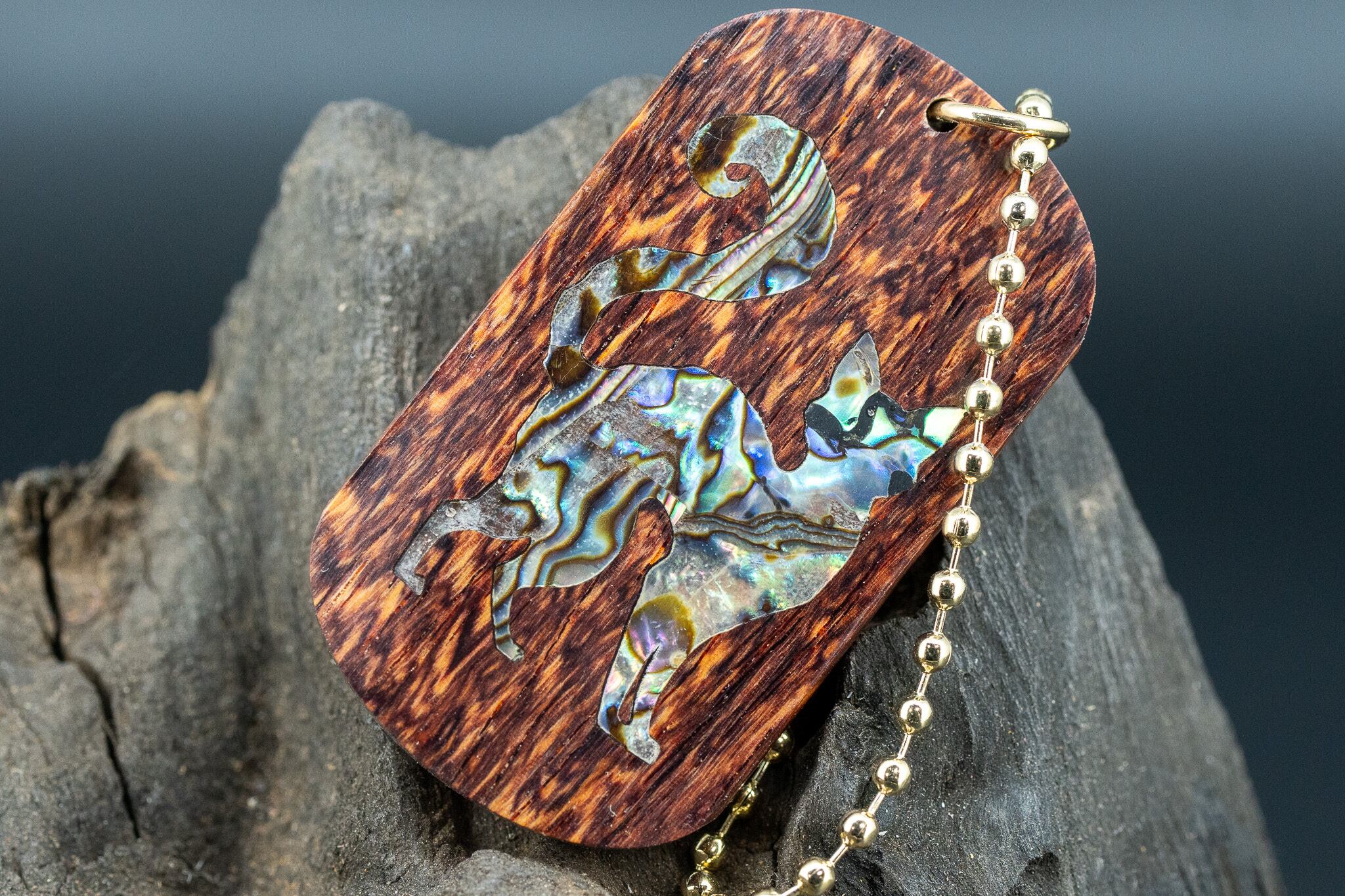 【東洋のローズウッド】 縞紫檀 変わり杢 ドッグタグ 象嵌 探る視線