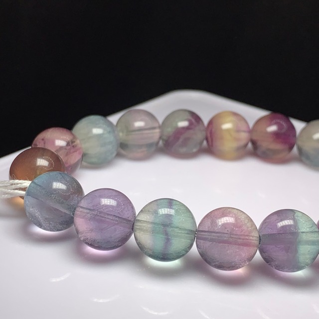 no2.透明度有り、色味が濃く多彩なグラデーションフローライトブレスレット