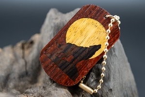 【 深紅の銘木 】老紅木 ドッグタグ 象嵌 月と狼