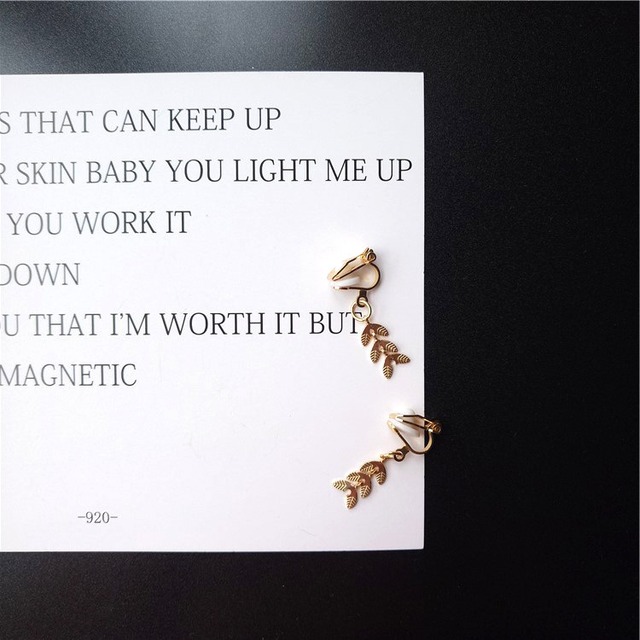 イヤリング　ノンホールピアス　リーフモチーフ　ゴールド　クリップ式　