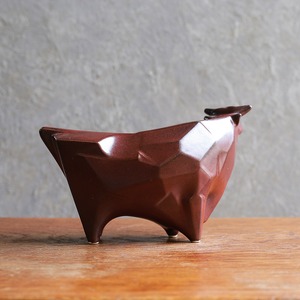 しなやかなフォルムの、陶器の牛 5