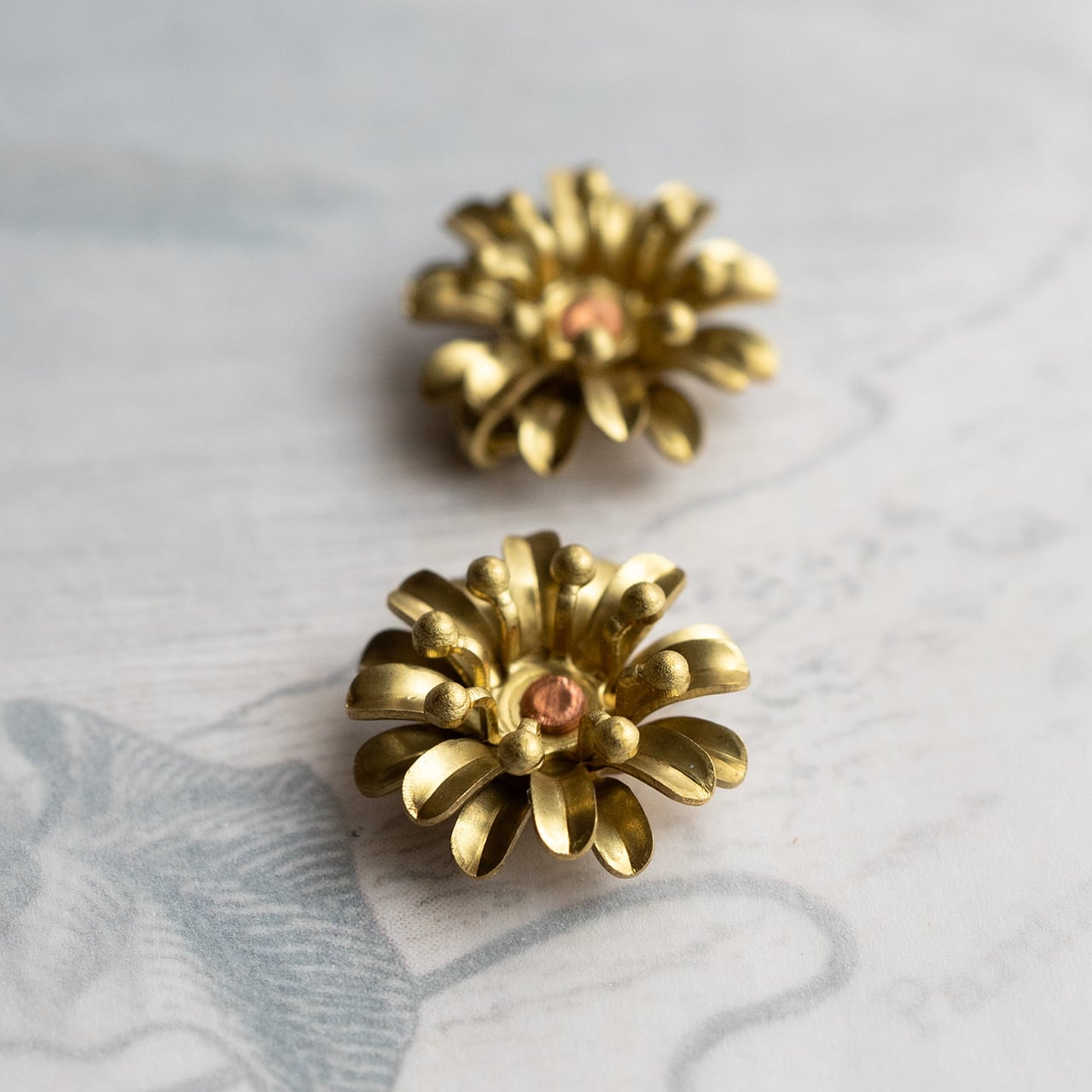 真鍮、花のチャーム（国産・現行品,・大2コ） | kiko vintage