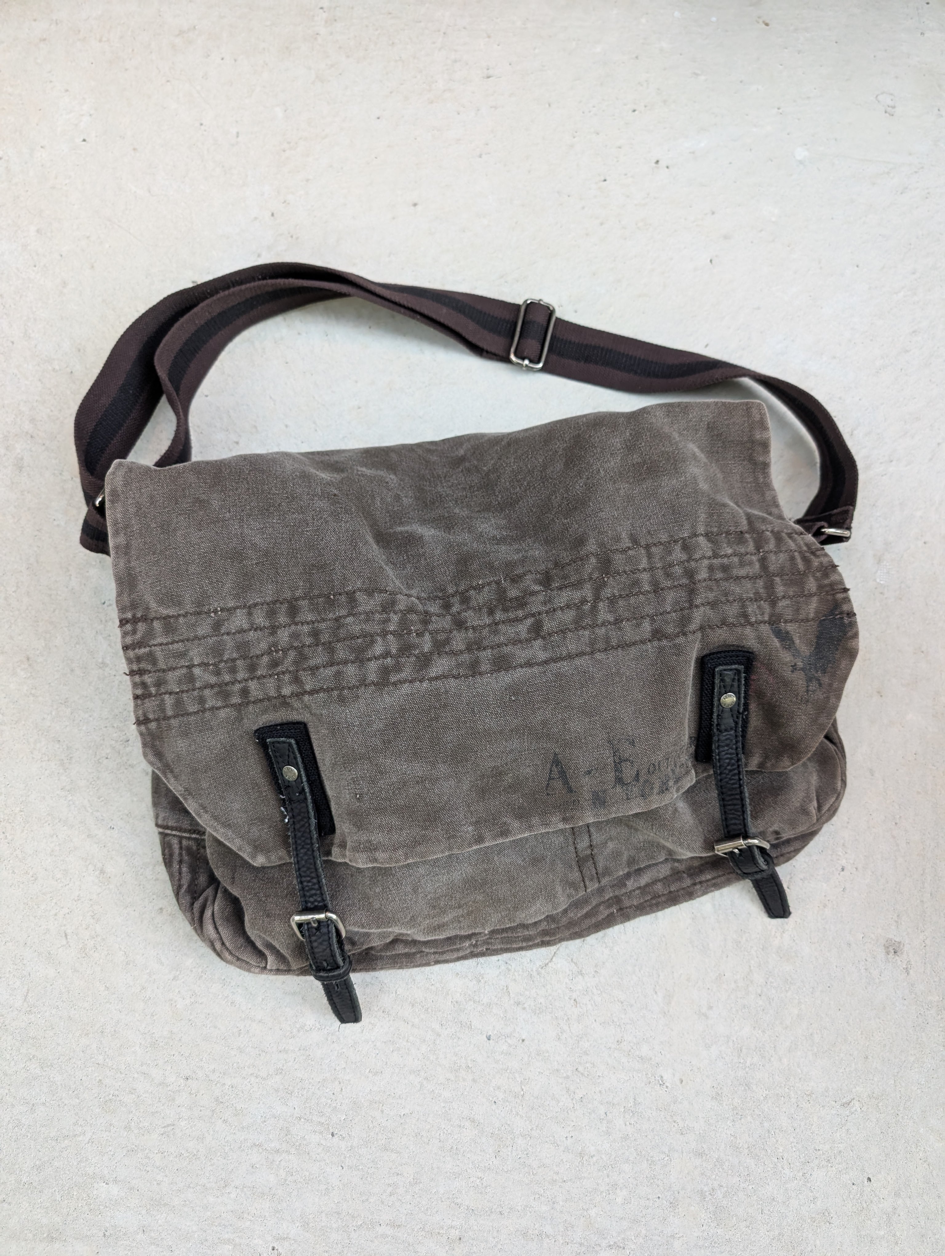 "UNKNOWN" fade shoulder bag