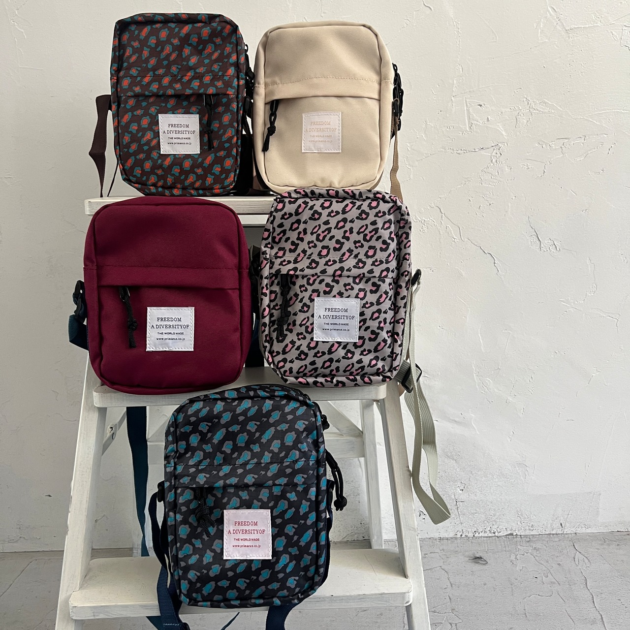 撥水防水軽量EmbroideryWappendesignショルダーバッグ／ブルーレオパード×ネイビー