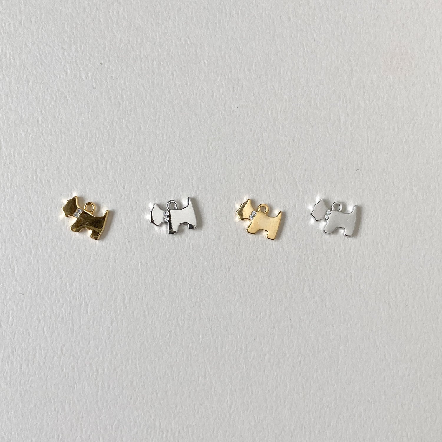 ビジュー首輪のテリア犬メタルチャーム（16K/プラチナメッキ） | Dua