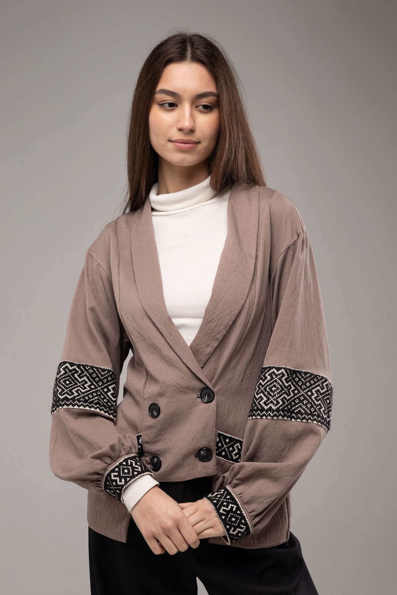 ウクライナ刺繍ジャケット　グラージュ・ニジンカ（平行縫い）手縫い　レディース・フリーサイズ - 1