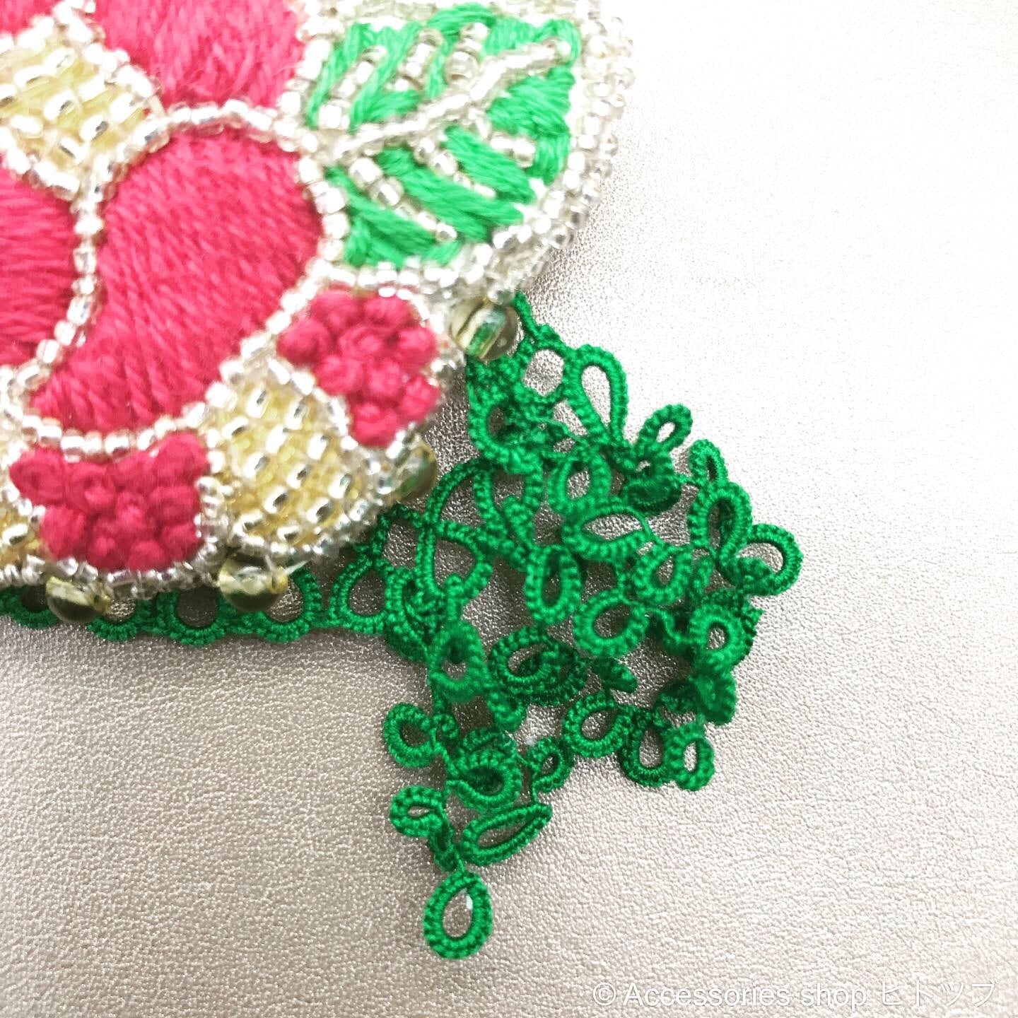 0181:cotton×tatting 椿のブローチ