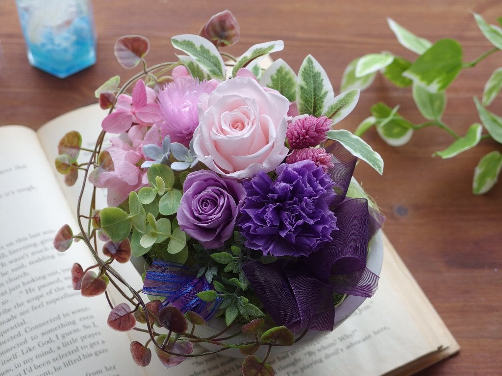 しっとり優しい雰囲気 ピンクのバラと紫のカーネーション Flower Shop花野果 かのか