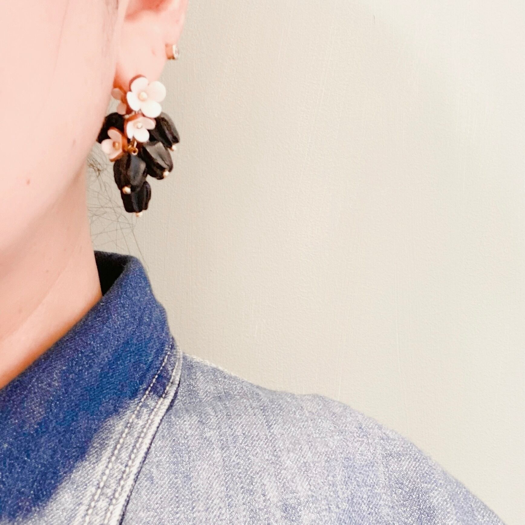 エリカフラワーピアス（ブラックホワイト） | Allamanda-leather